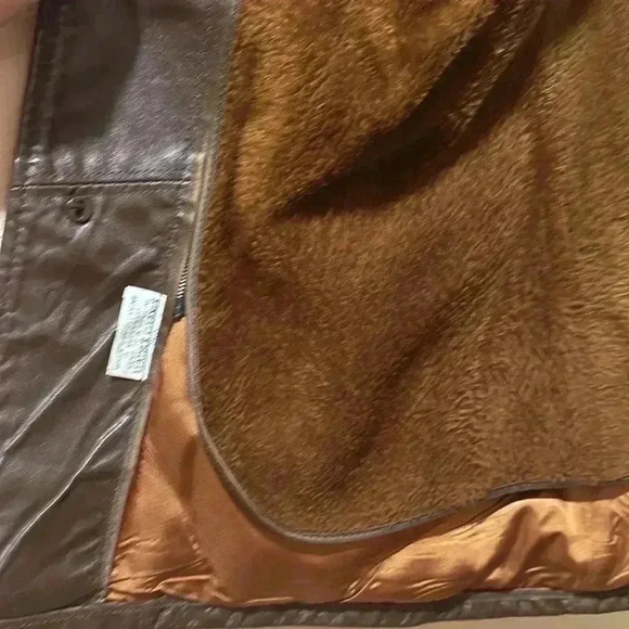 Vintage leather coat with zip out faux fur lining. Size 40. - Picture 6 of 11